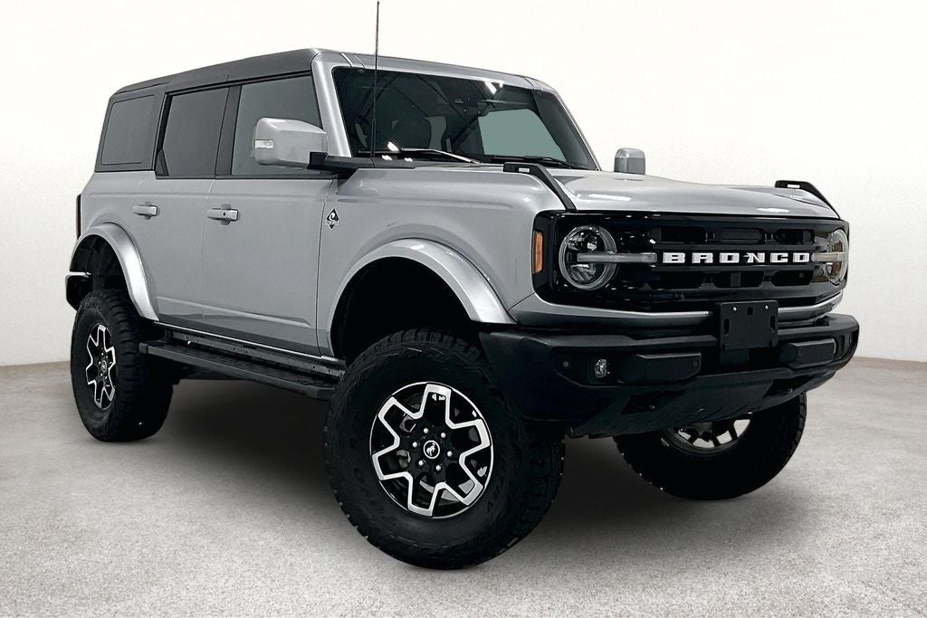2024 Ford Bronco Outer Banks in Silver Metallic — front three-quarter view