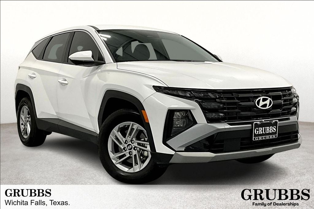 2025 Hyundai Tucson SE in White Pearl — front three-quarter view