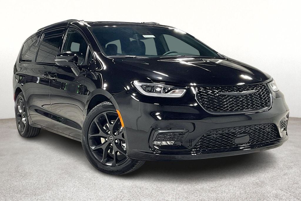 2026 Chrysler Pacifica PACIFICA LIMITED in Diamond Black Crystal Pearl-Coat Exterior Paint — front three-quarter view